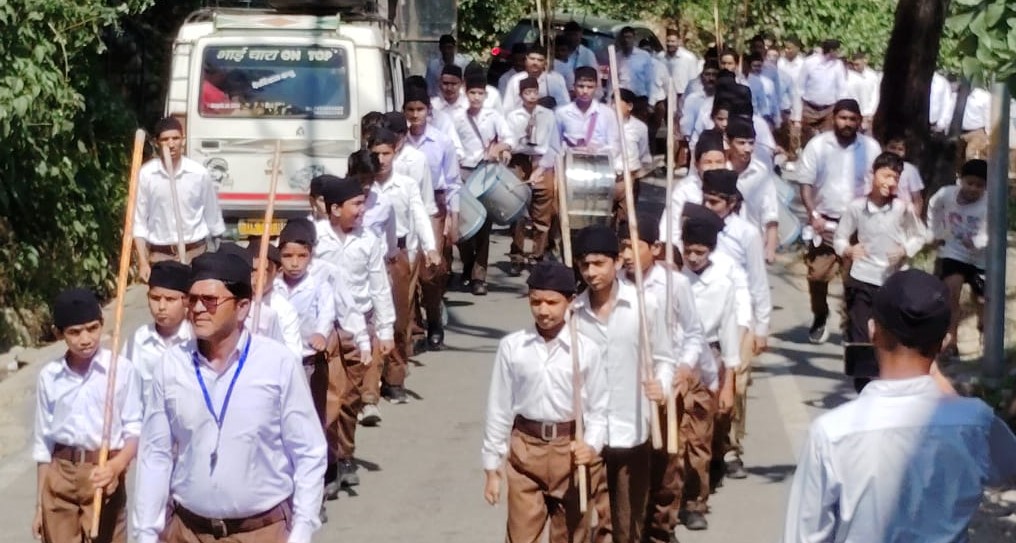 गोपेश्वर के कोठियालसैण में पथ संचलन करते हुए स्वयं सेवक।