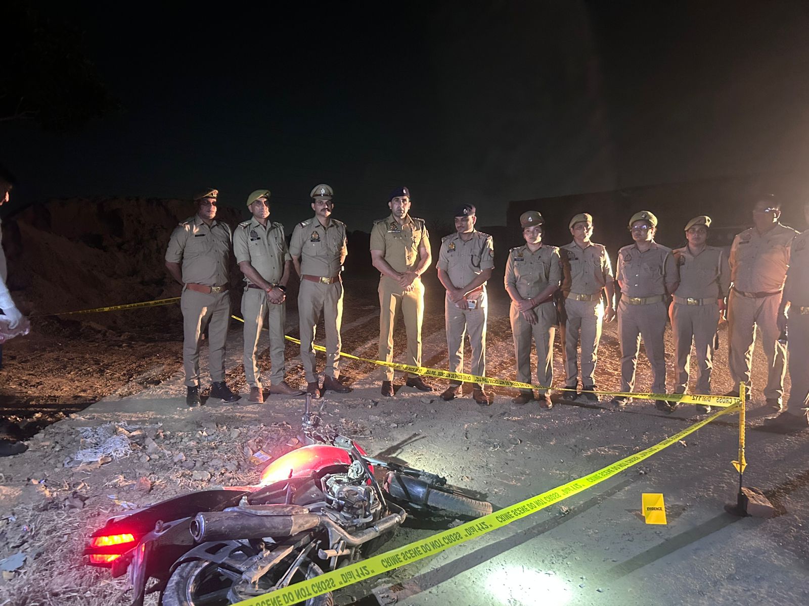 मौके पर मौजूद पुलिस टीम मौके पर मौजूद पुलिस टीम