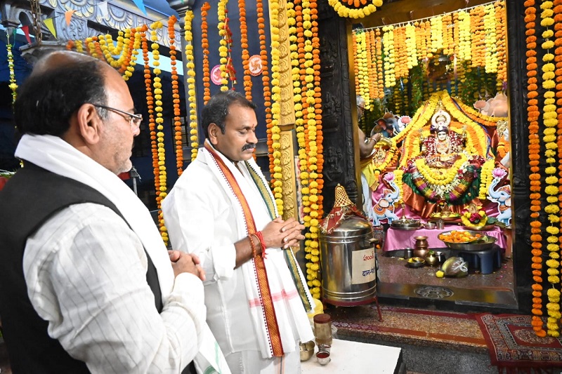 केंद्रीय राज्य मंत्री डॉ. एल आर मुरुगन भोपाल में स्थित मां शारदा मंदिर में पूजा अर्चना की
