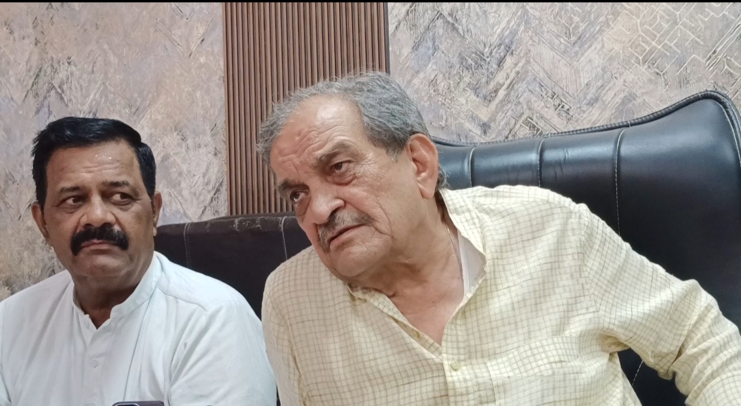 पत्रकारों से बातचीत करते हुए पूर्व केंद्रीय मंत्री बीरेंद्र सिंह। पत्रकारों से बातचीत करते हुए पूर्व केंद्रीय मंत्री बीरेंद्र सिंह।