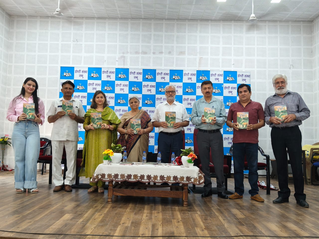 डोगरी कविता संग्रह सड़क का लोकार्पण, कवयित्री संतोष खजूरिया को दी गई भावभीनी श्रद्धांजलि डोगरी कविता संग्रह सड़क का लोकार्पण, कवयित्री संतोष खजूरिया को दी गई भावभीनी श्रद्धांजलि