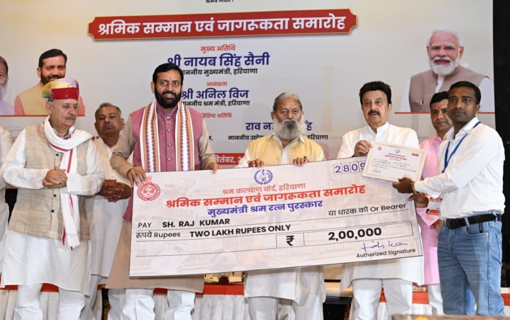 गुरुग्राम में यमुनानगर के राजकुमार को मुख्यमंत्री श्रम रत्न पुरस्कार से सम्मानित करते सीएम नायब सिंह सैनी। गुरुग्राम में यमुनानगर के राजकुमार को मुख्यमंत्री श्रम रत्न पुरस्कार से सम्मानित करते सीएम नायब सिंह सैनी।