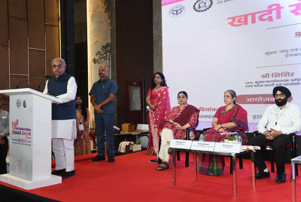 खादी केवल वस्त्र नहीं बल्कि विचार है: राकेश सचान खादी केवल वस्त्र नहीं बल्कि विचार है: राकेश सचान