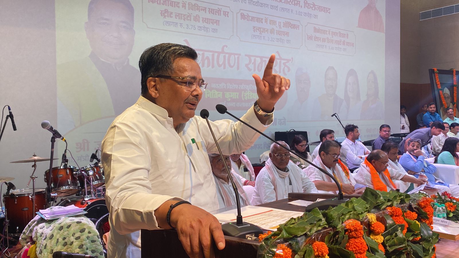 मंच से बोलते पर्यटन मंत्री जयवीर सिंह मंच से बोलते पर्यटन मंत्री जयवीर सिंह