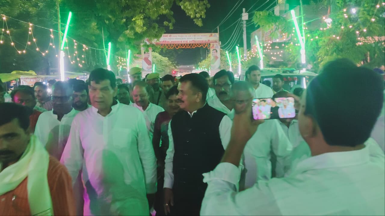 मंत्री ए के शर्मा दुर्गा पूजा पंडाल का अवलोकन करते हुए मंत्री ए के शर्मा दुर्गा पूजा पंडाल का अवलोकन करते हुए