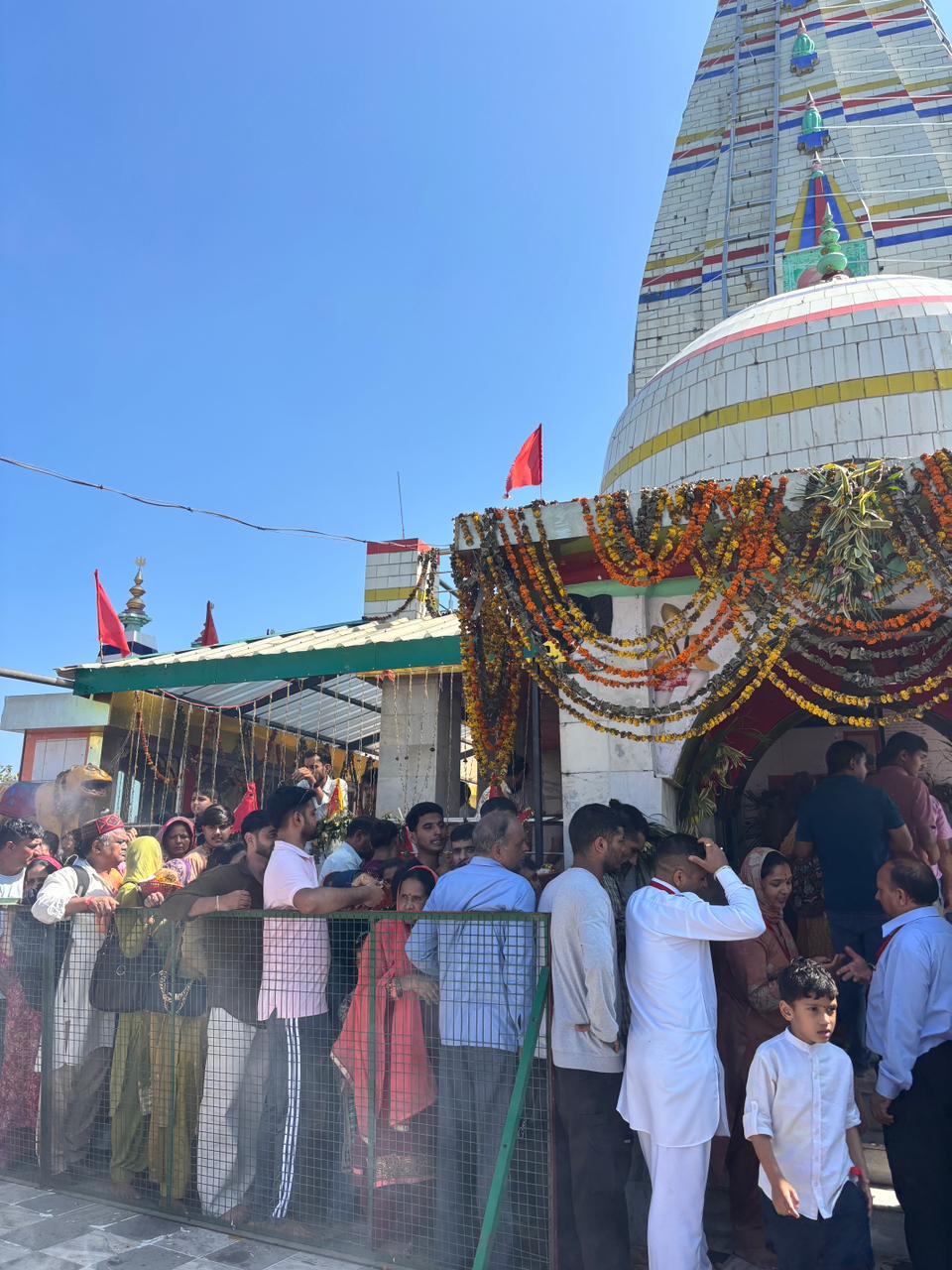 मां चतुर्भुजा मंदिर में भक्तिमय माहौल उमड़े श्रद्धालु। मां चतुर्भुजा मंदिर में भक्तिमय माहौल उमड़े श्रद्धालु।