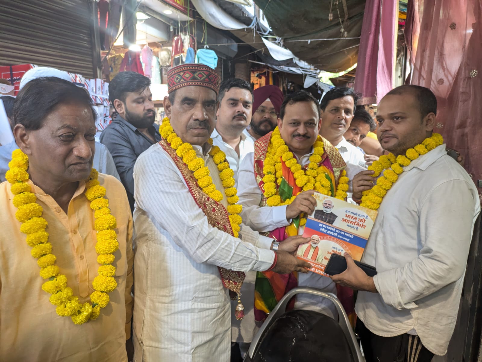 कार्यक्रम के दौरान व्यापारियों से मुलाकात करते सांसद रमेश अवस्थी व अन्य क् छायाचित्र कार्यक्रम के दौरान व्यापारियों से मुलाकात करते सांसद रमेश अवस्थी व अन्य क् छायाचित्र