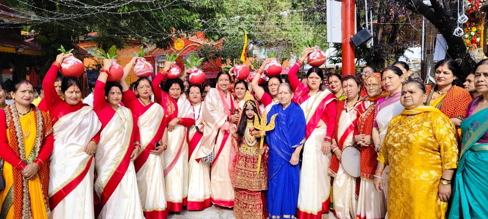 नयना देवी मंदिर में कलश यात्रा में शामिल माता दुर्गा के रूप में बालिका और महिलाएं। नयना देवी मंदिर में कलश यात्रा में शामिल माता दुर्गा के रूप में बालिका और महिलाएं।
