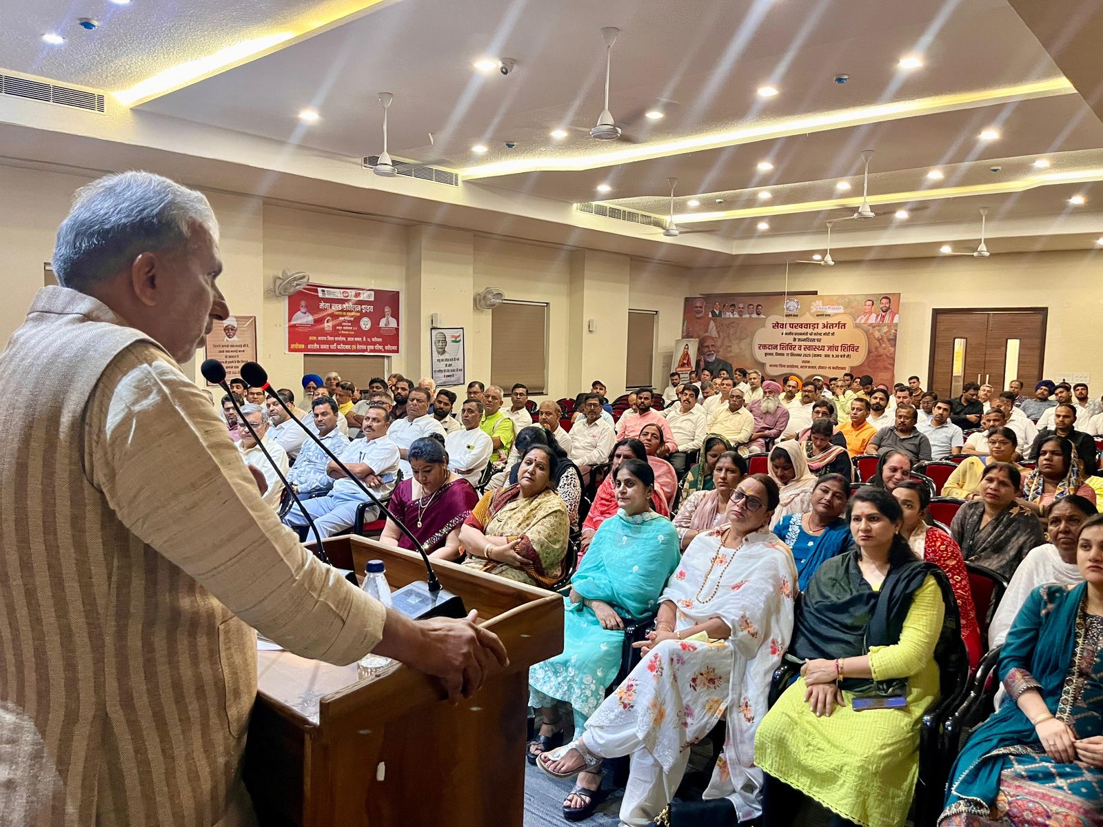 प्रबुद्ध जन सम्मेलन एवं वरिष्ठज सम्मान समारोह को संबोधित करते केंद्रीय राज्यमंत्री कृष्णपाल गुर्जर प्रबुद्ध जन सम्मेलन एवं वरिष्ठज सम्मान समारोह को संबोधित करते केंद्रीय राज्यमंत्री कृष्णपाल गुर्जर