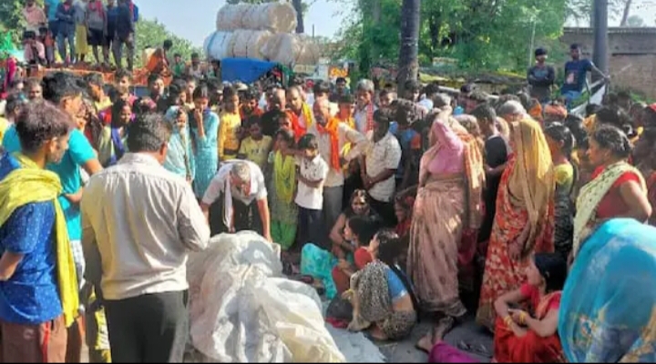 सड़क जाम करते ग्रामीण सड़क जाम करते ग्रामीण