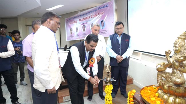 दीप प्रज्ज्वलित करते निदेशक दीप प्रज्ज्वलित करते निदेशक