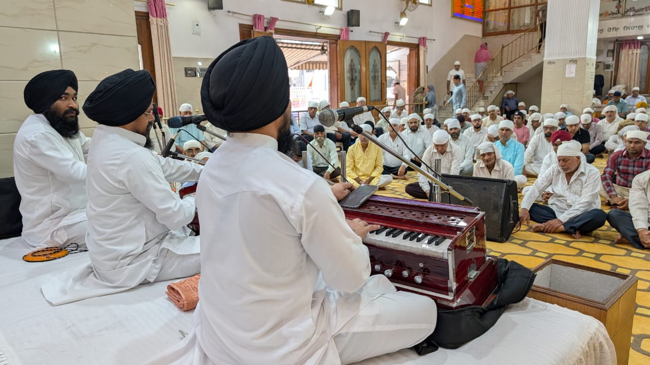 अंतिम अरदास पर शामिल जुटे समुदाय के सदस्यगण