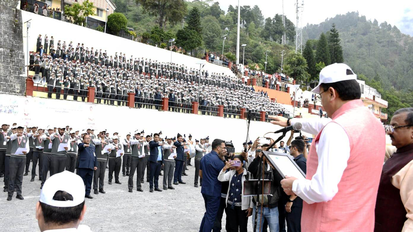 सरस्वती विहार में विद्यार्थियों को गंगा की स्वच्छता की शपथ दिलाते मुख्यमंत्री पुष्कर सिंह धामी। सरस्वती विहार में विद्यार्थियों को गंगा की स्वच्छता की शपथ दिलाते मुख्यमंत्री पुष्कर सिंह धामी।