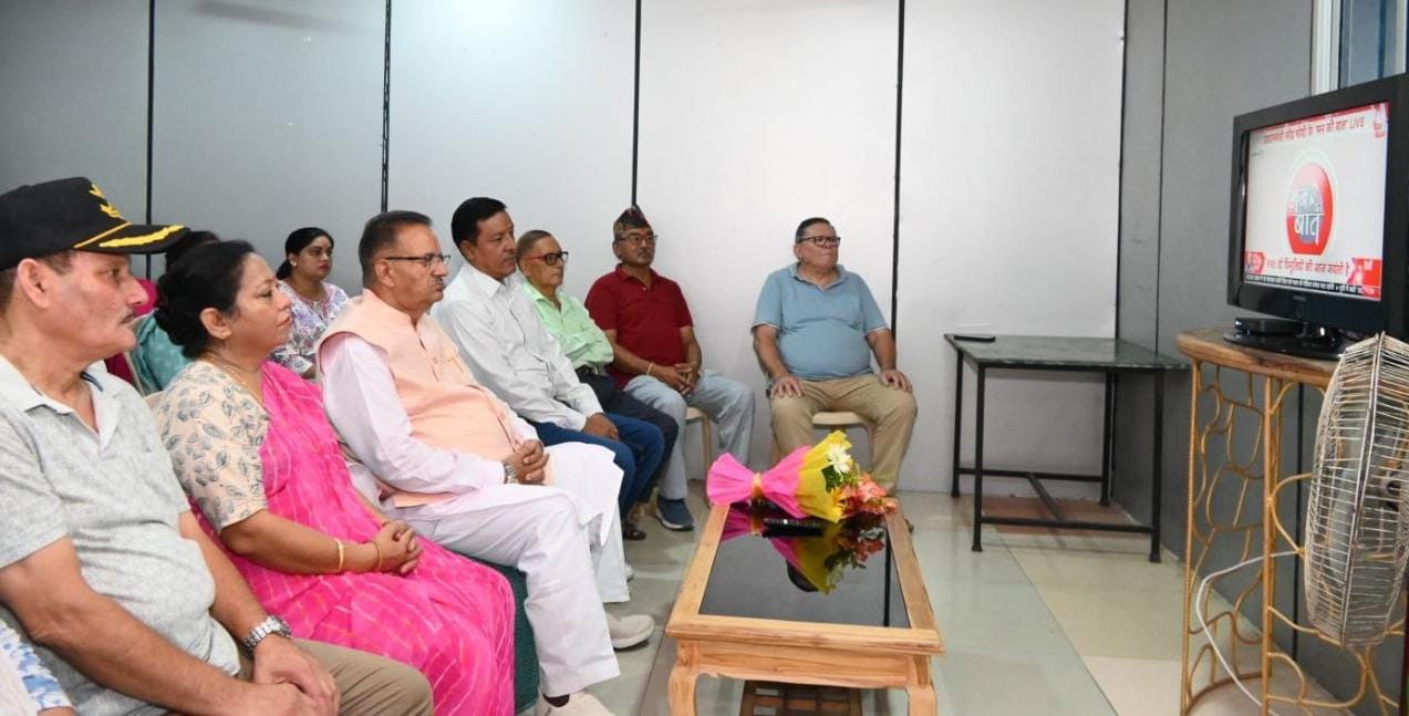 मंत्री गणेश जोशी मसूरी विधानसभा क्षेत्र में प्रधानमंत्री के मन की बात को सुनते हुए। मंत्री गणेश जोशी मसूरी विधानसभा क्षेत्र में प्रधानमंत्री के मन की बात को सुनते हुए।