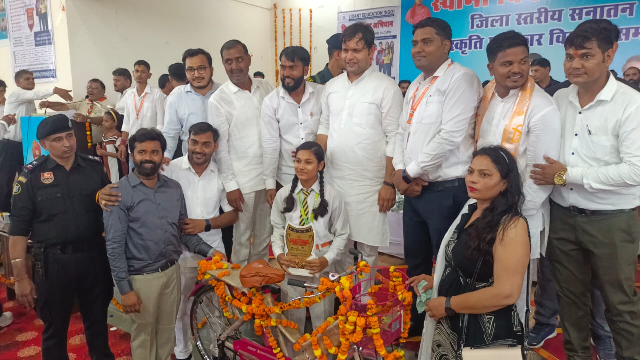 खेल मंत्री गौरव गौतम बच्चों को सम्मानित करते हुए खेल मंत्री गौरव गौतम बच्चों को सम्मानित करते हुए
