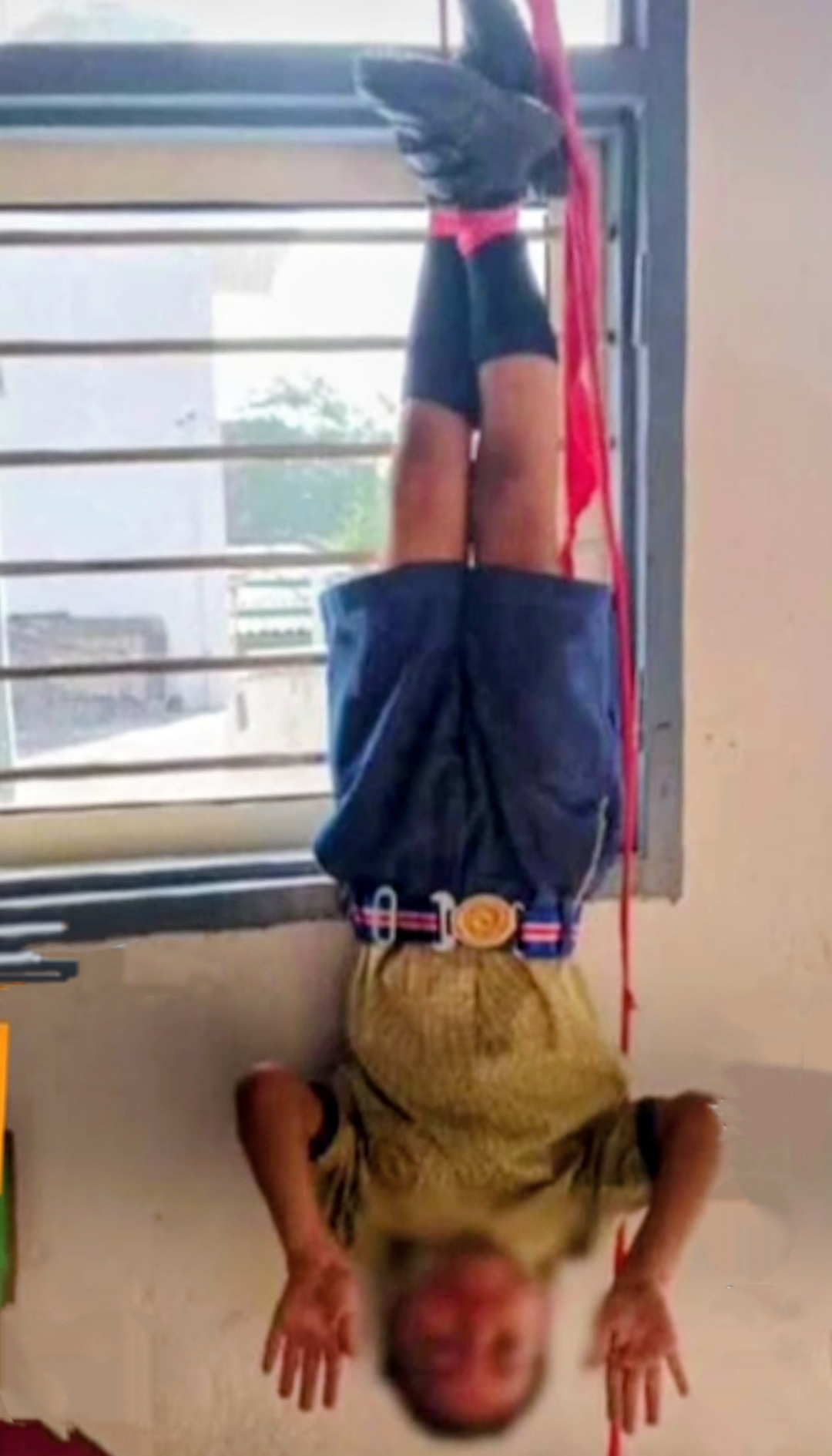 पानीपत के एक प्लेवे स्कूल में बच्चे को खिड़की से उल्टा बांध कर लटकाया गया पानीपत के एक प्लेवे स्कूल में बच्चे को खिड़की से उल्टा बांध कर लटकाया गया
