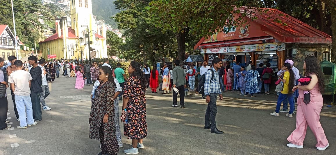 शिमला में खिली धूप का लुत्फ उठाते सैलानी शिमला में खिली धूप का लुत्फ उठाते सैलानी