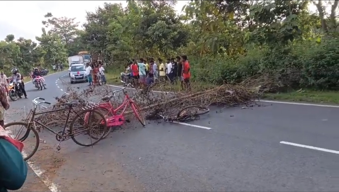 जाम करते ग्रामीण