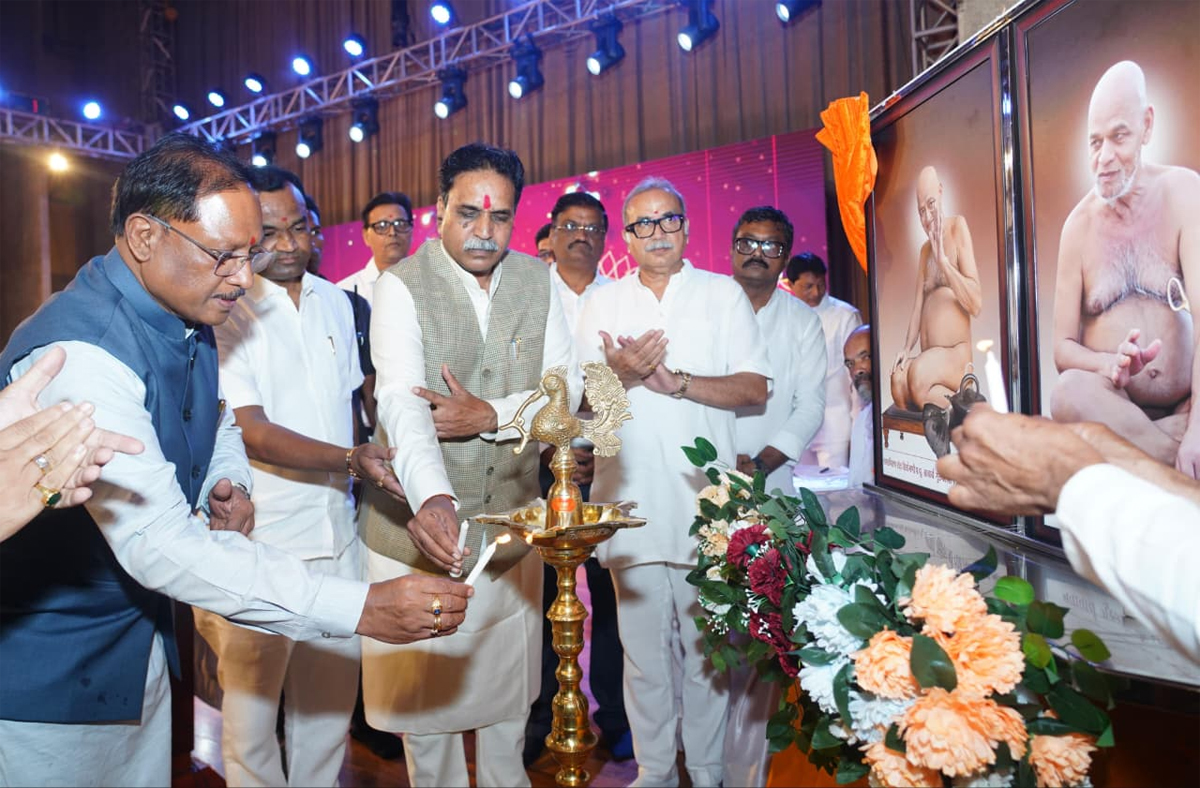 मुख्यमंत्री साय द्वीप प्रज्वलित कर मैत्री महोत्सव का शुभारंभ करते मुख्यमंत्री साय द्वीप प्रज्वलित कर मैत्री महोत्सव का शुभारंभ करते