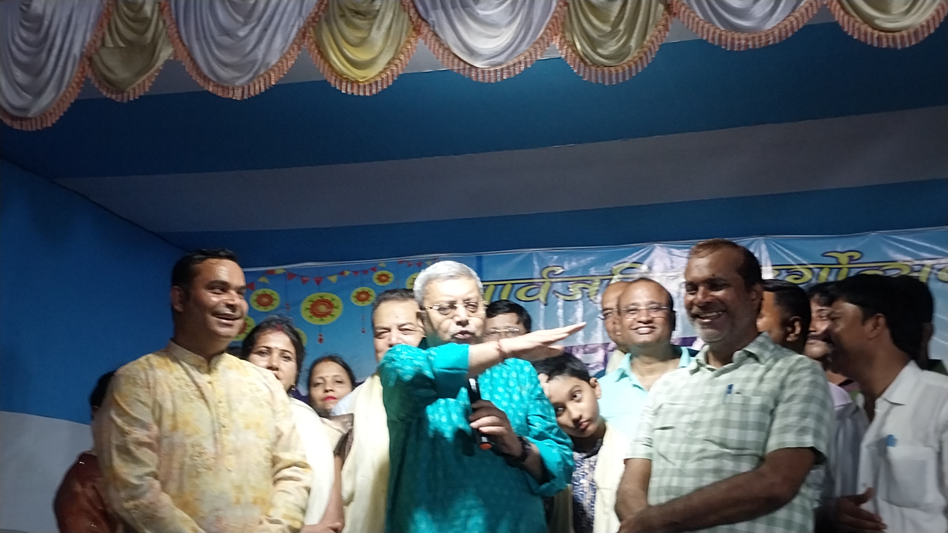 उद्घाटन समारोह के मौके पर कल्याण बनर्जी, विजय सागर मिश्रा, सुख सागर मिश्रा व अन्य