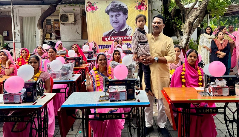बहनों को वितरित की गई सिलाई मशीनें बहनों को वितरित की गई सिलाई मशीनें