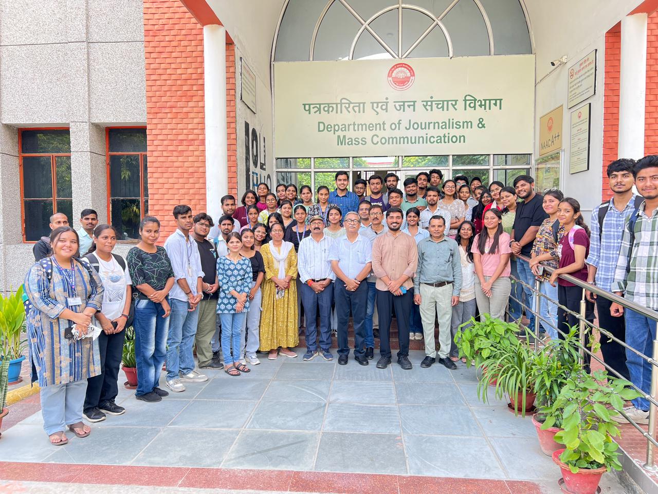 कार्यक्रम के दौरान विभाग के बाहर लिया गया छायाचित्र