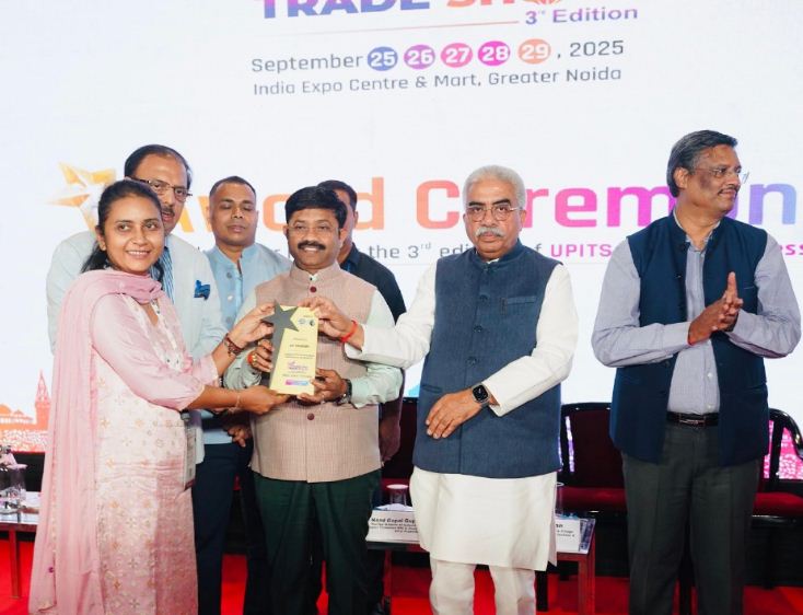 उत्तर प्रदेश इंटरनेशनल ट्रेड शो में मंत्री राकेश सचान व नंद गोपाल नंदी