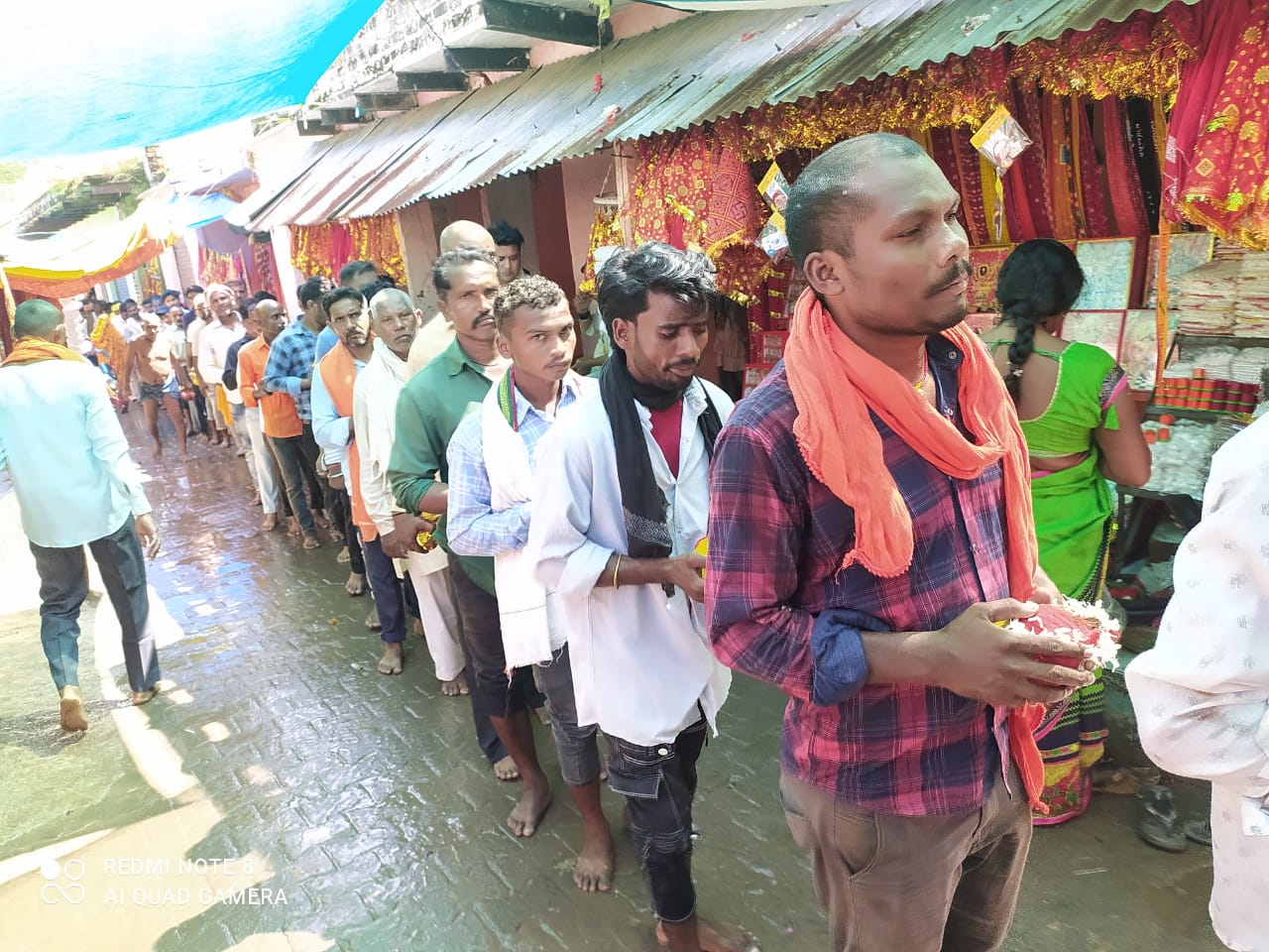 गडबडा शीतला धाम में दर्शन के लिये लगी लम्बी लाइन गडबडा शीतला धाम में दर्शन के लिये लगी लम्बी लाइन