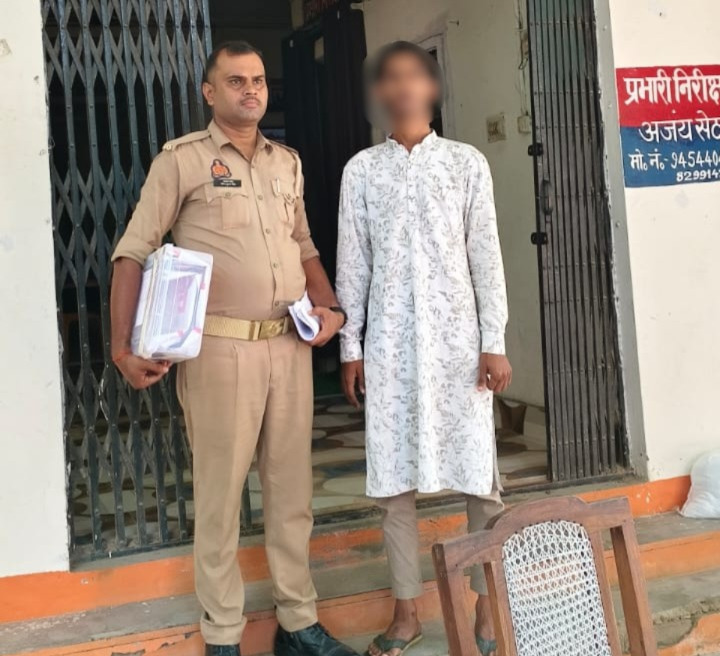 गिरफ्तार युवक के साथ अदलहाट पुलिस। गिरफ्तार युवक के साथ अदलहाट पुलिस।