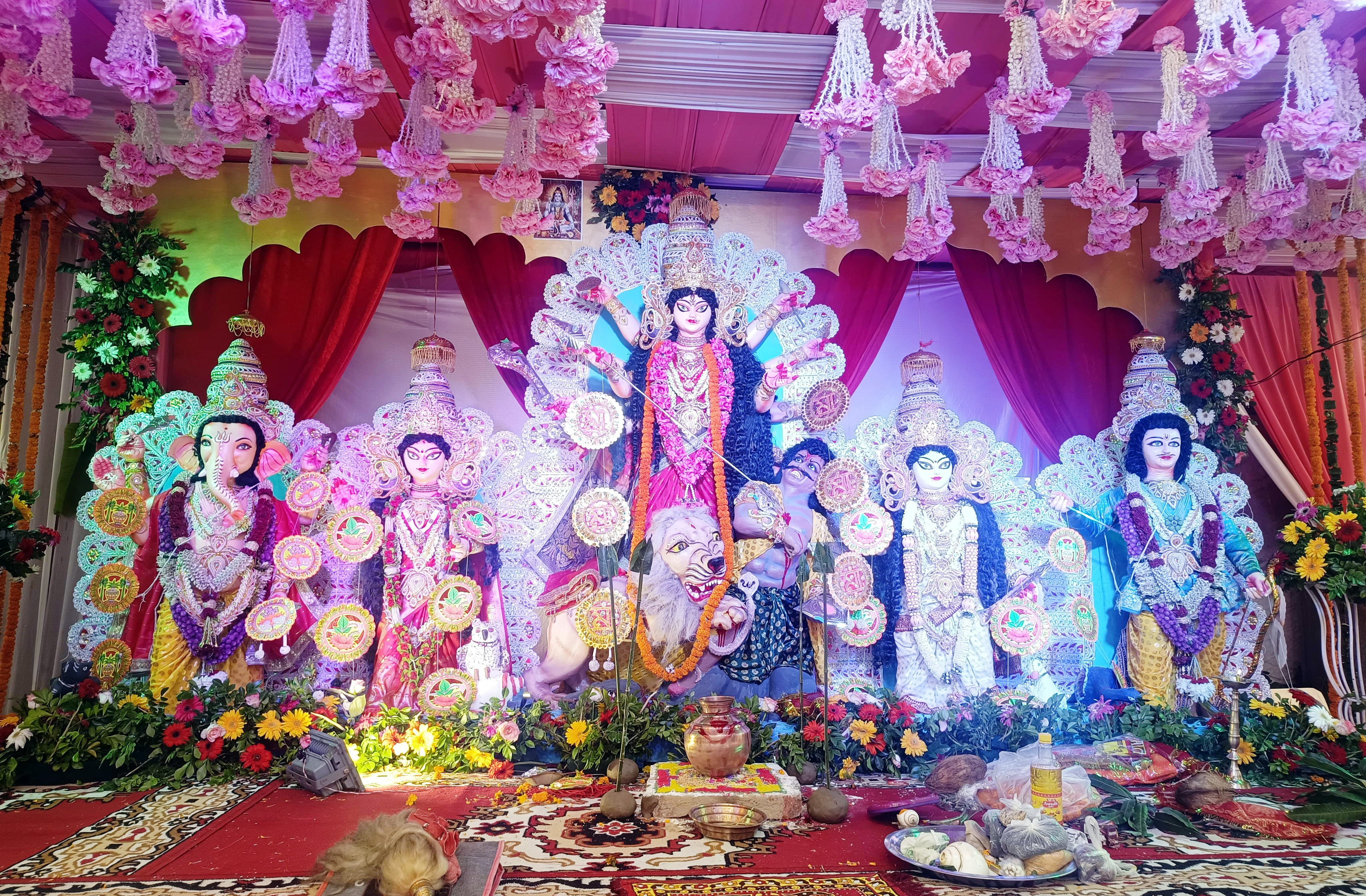 नयना देवी मंदिर में सजी देवी दुर्गा, लक्ष्मी, सरस्वती, प्रथम पूज्य गणेश एवं उनके भाई कार्तिकेय की सुंदर मूर्तियां।