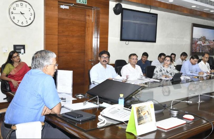बैठक करते मुख्य सचिव बैठक करते मुख्य सचिव
