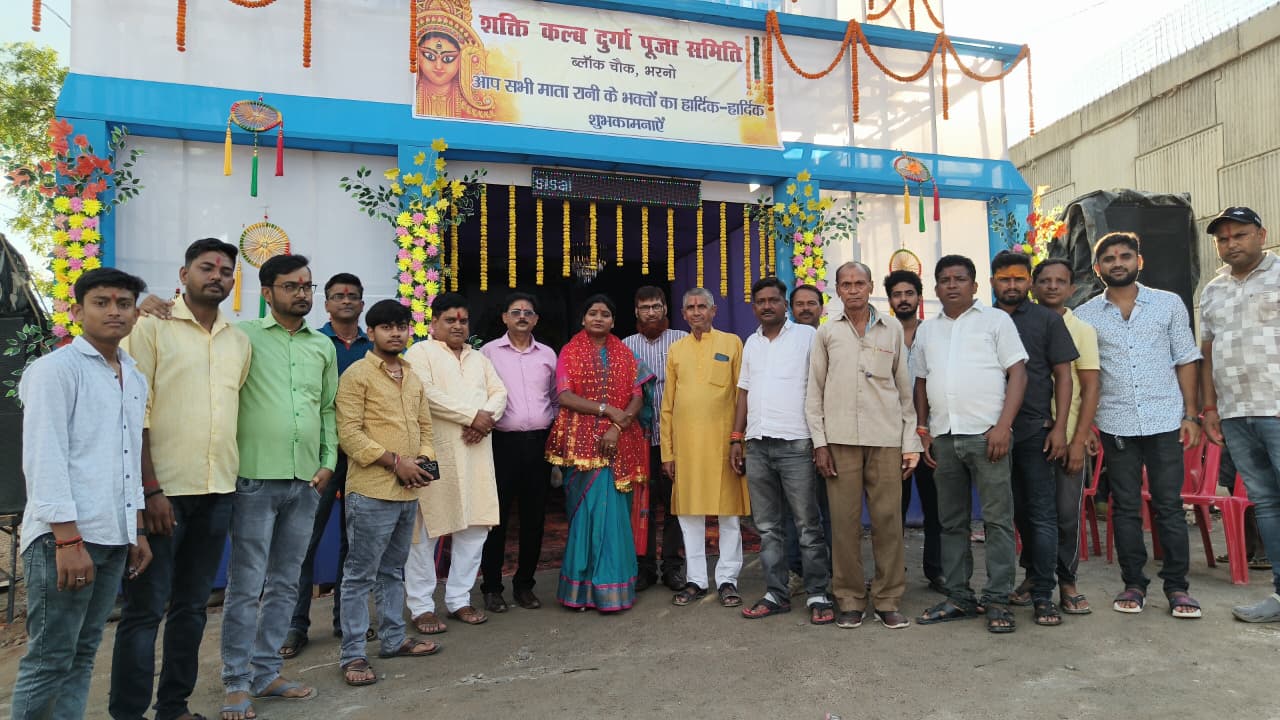 पंडाल का उदघाटन करते आशा लकडा पंडाल का उदघाटन करते आशा लकडा