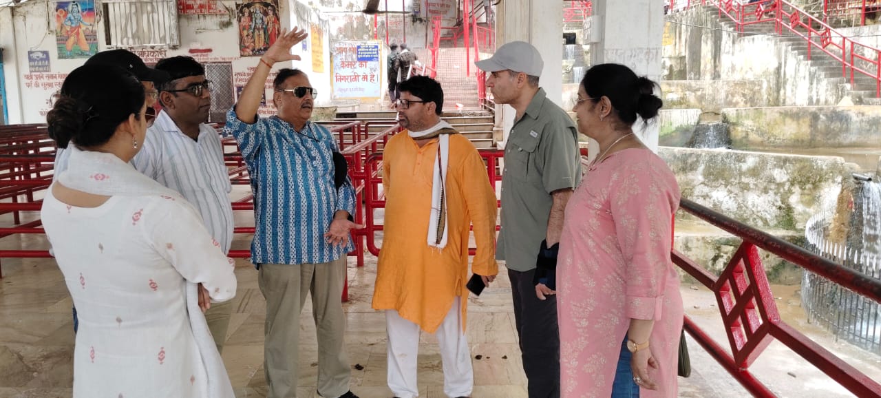 चित्रकूट में यूनेस्को ग्लोबल जियोपार्क का विशेषज्ञ दल निरीक्षण के दौरान जानकारी लेता हुआ।