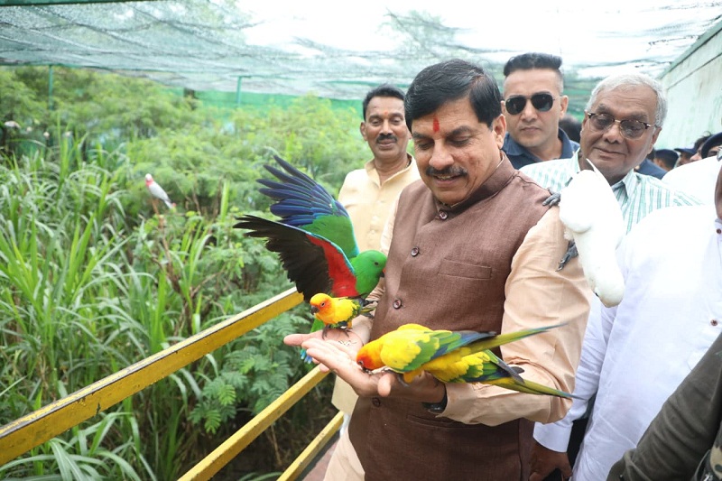 मुख्यमंत्री ने इंदौर के प्राणी संग्रहालय का किया अवलोकन, पक्षियों को हाथों में लेकर किया दुलार