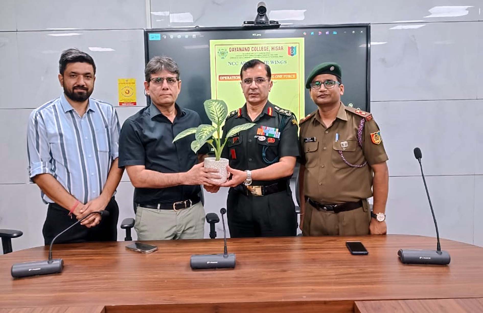कार्यक्रम में उपस्थित अतिथिगण। कार्यक्रम में उपस्थित अतिथिगण।