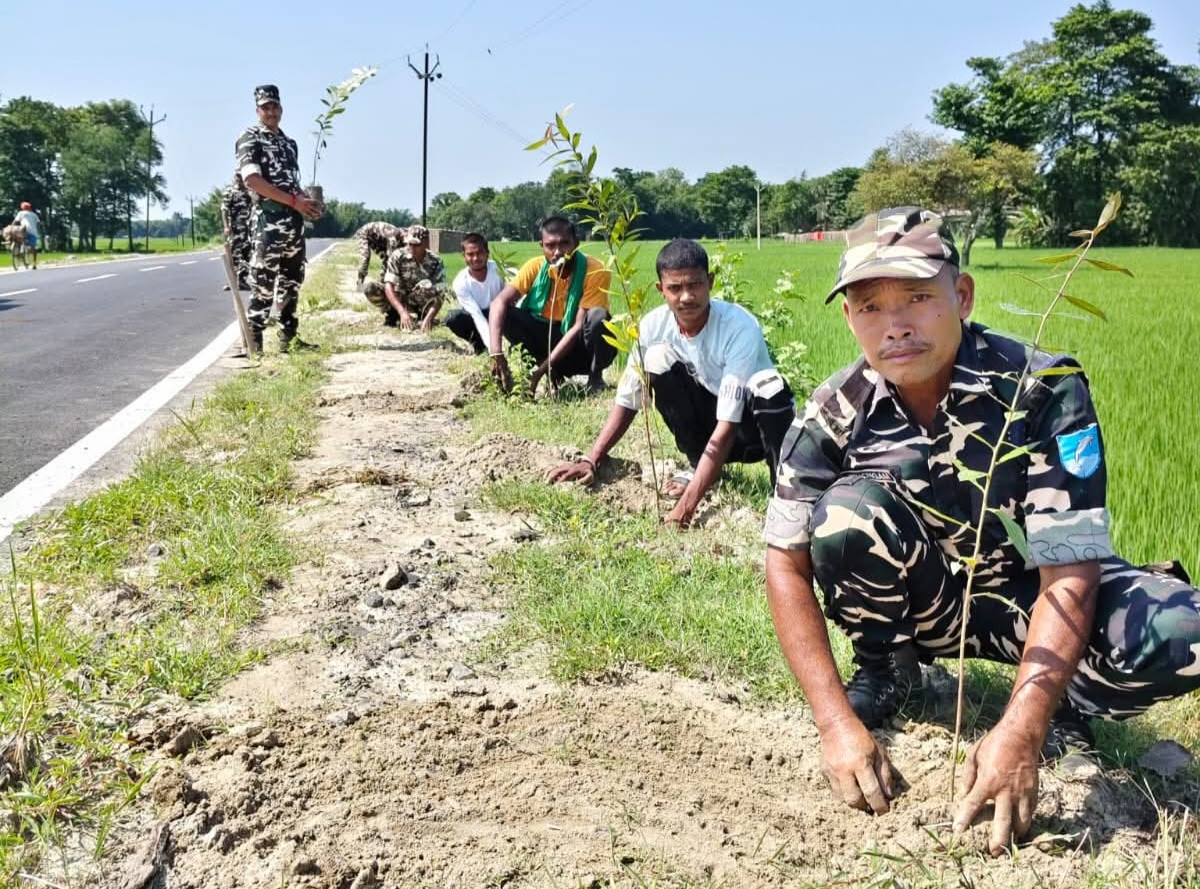 अररिया फोटो:एसएसबी जवानों ने किया वृक्षारोपण अररिया फोटो:एसएसबी जवानों ने किया वृक्षारोपण