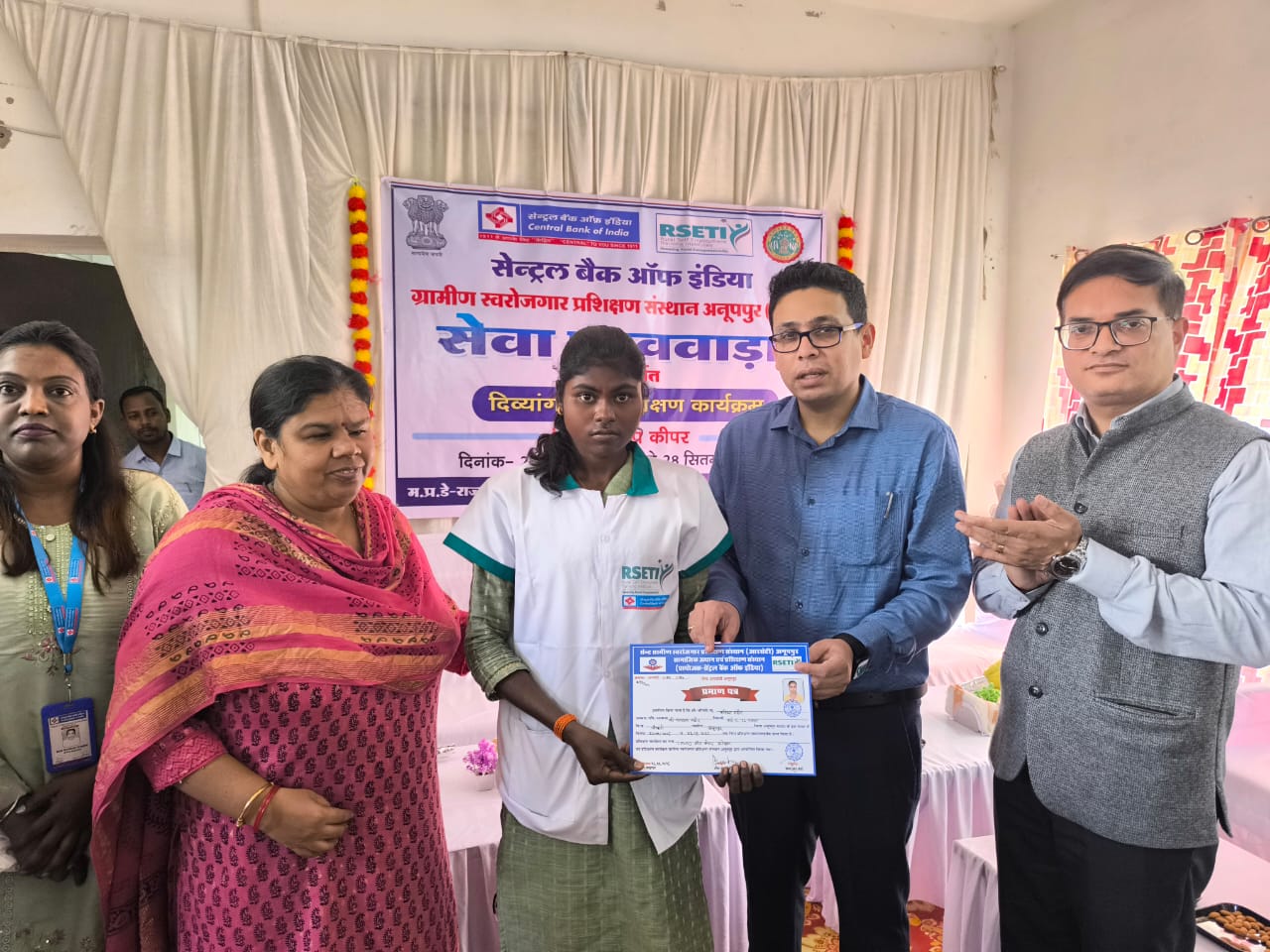 संभागायुक्त प्रशिक्षण पूर्ण करने वाले प्रतिभागियों को सम्मानित करते हुए संभागायुक्त प्रशिक्षण पूर्ण करने वाले प्रतिभागियों को सम्मानित करते हुए