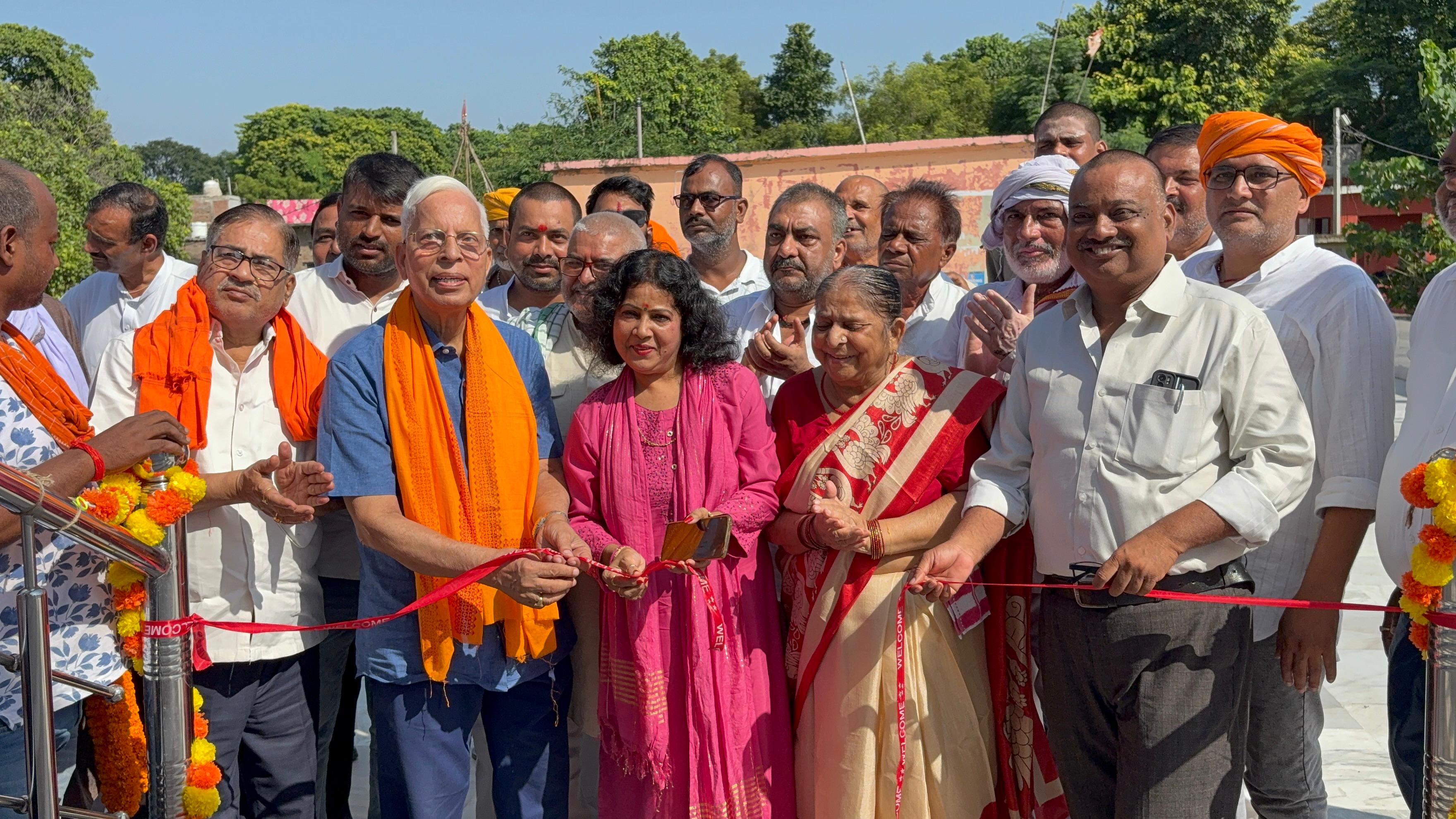 सिताबदियारा के क्रांति मैदान में लोकनायक व प्रभावती देवी की मूर्ति के सेड और चबूतरे का हुआ उद्घाटन सिताबदियारा के क्रांति मैदान में लोकनायक व प्रभावती देवी की मूर्ति के सेड और चबूतरे का हुआ उद्घाटन