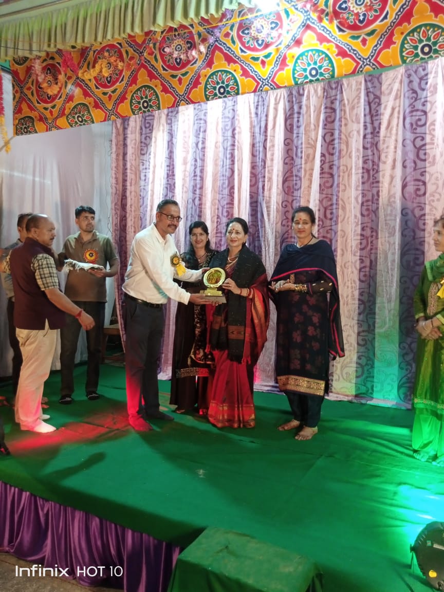 मुख्य अतिथि को सम्मानित करते आयोजक। मुख्य अतिथि को सम्मानित करते आयोजक।