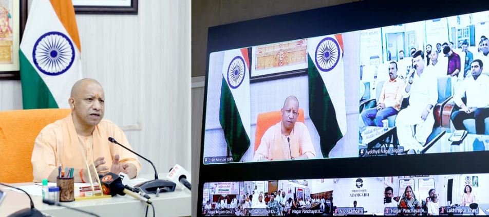 वीडियो कान्फ्रेन्सिंग के माध्यम से जनप्रतिनिधियों से संवाद करते मुख्यमंत्री
