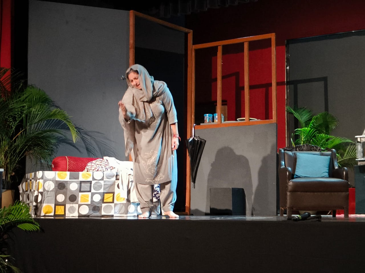 जीसीडब्ल्यू परेड में डोगरी नाटक चंचलो का शानदार मंचन जीसीडब्ल्यू परेड में डोगरी नाटक चंचलो का शानदार मंचन