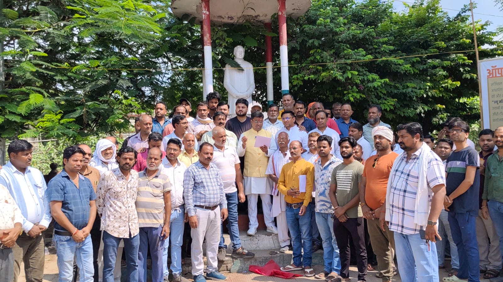 विरोध प्रदर्शन करते व्यापारी  लोग