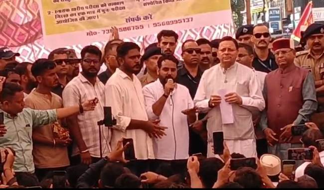 बेराेजगार संघ के धरना स्थल पर छात्राें के साथ बातचीत करते सीएम। बेराेजगार संघ के धरना स्थल पर छात्राें के साथ बातचीत करते सीएम।