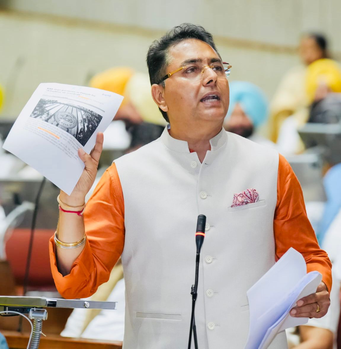 पंजाब के कैबिनेट मंंत्री अमन अराेड़ा विधानसभा में अपनी बात रखते हुए