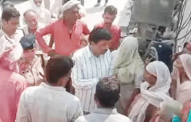 सोनीपत: गांव चौहान जोशी में मृतक के घर पर हंगामा सोनीपत: गांव चौहान जोशी में मृतक के घर पर हंगामा