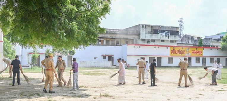 स्वच्छता अभियान चलाते राजभवन के कर्मचारी स्वच्छता अभियान चलाते राजभवन के कर्मचारी