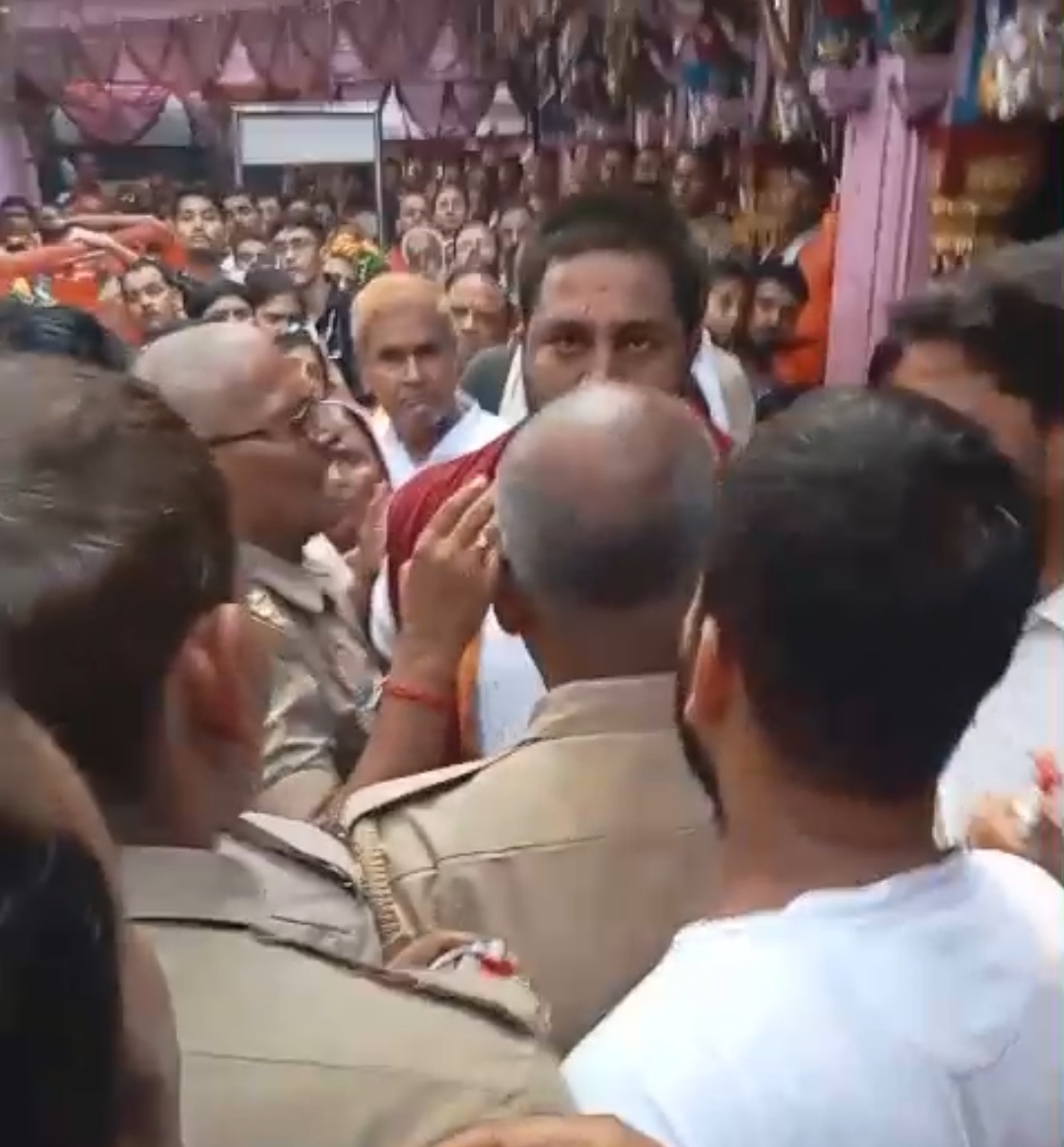 वीआईपी गेट से प्रवेश को लेकर विरोध प्रदर्शन करते श्रद्धालु। वीआईपी गेट से प्रवेश को लेकर विरोध प्रदर्शन करते श्रद्धालु।