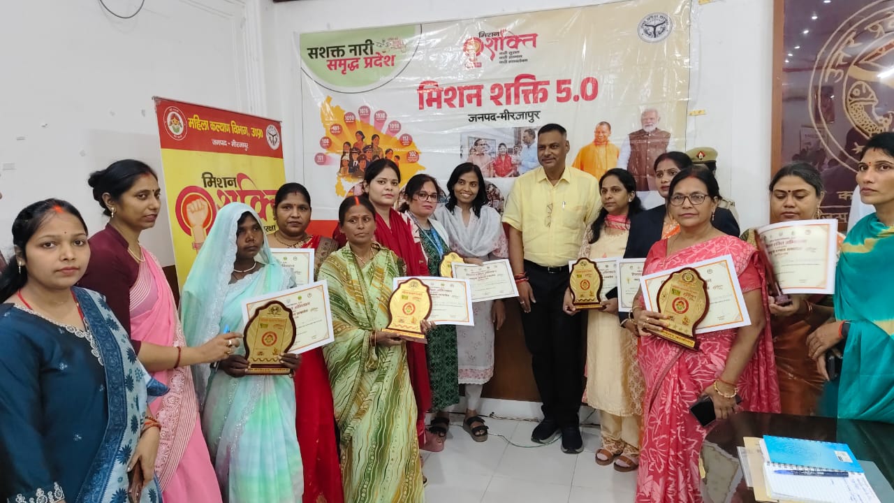 “नव दुर्गा शक्ति सम्मान” से सम्मानित महिलाओं के साथ डीएम पवन कुमार गंगवार “नव दुर्गा शक्ति सम्मान” से सम्मानित महिलाओं के साथ डीएम पवन कुमार गंगवार