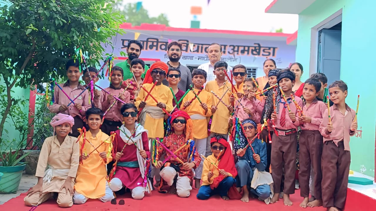 गुजराती पोशाक में छात्र