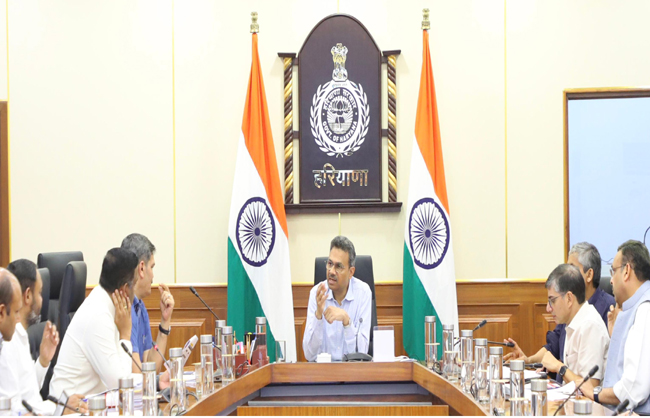 हरियाणा के मुख्य सचिव अधिकारियाें की बैठक लेते हुए